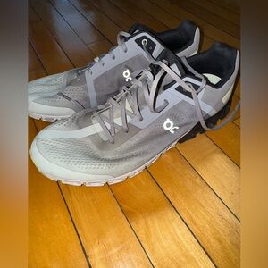 On running on cloud cloudflow men’s sneaker size 12.5 running great !